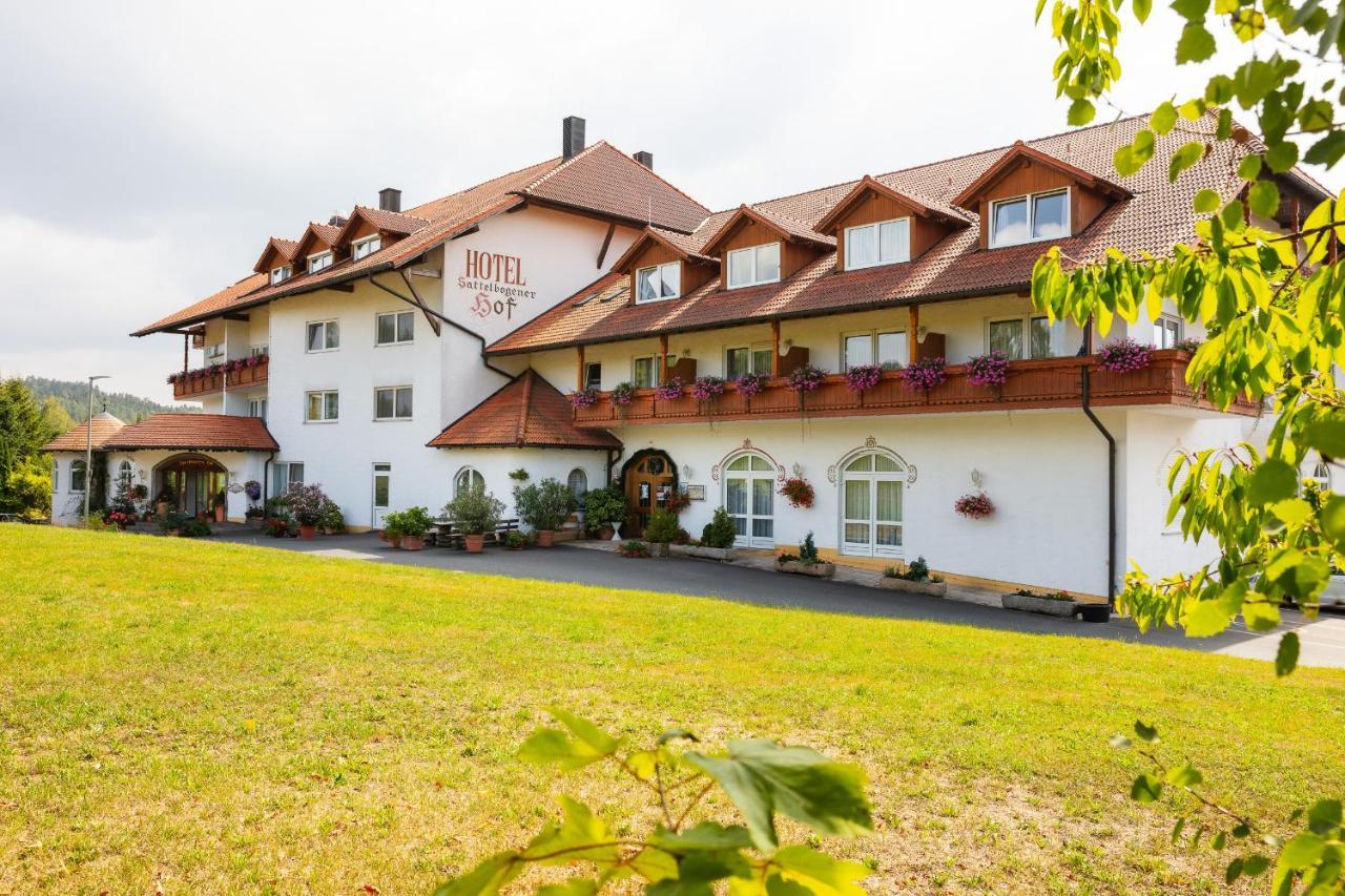Hotel Sattelbogener Hof Traitsching Exterior foto