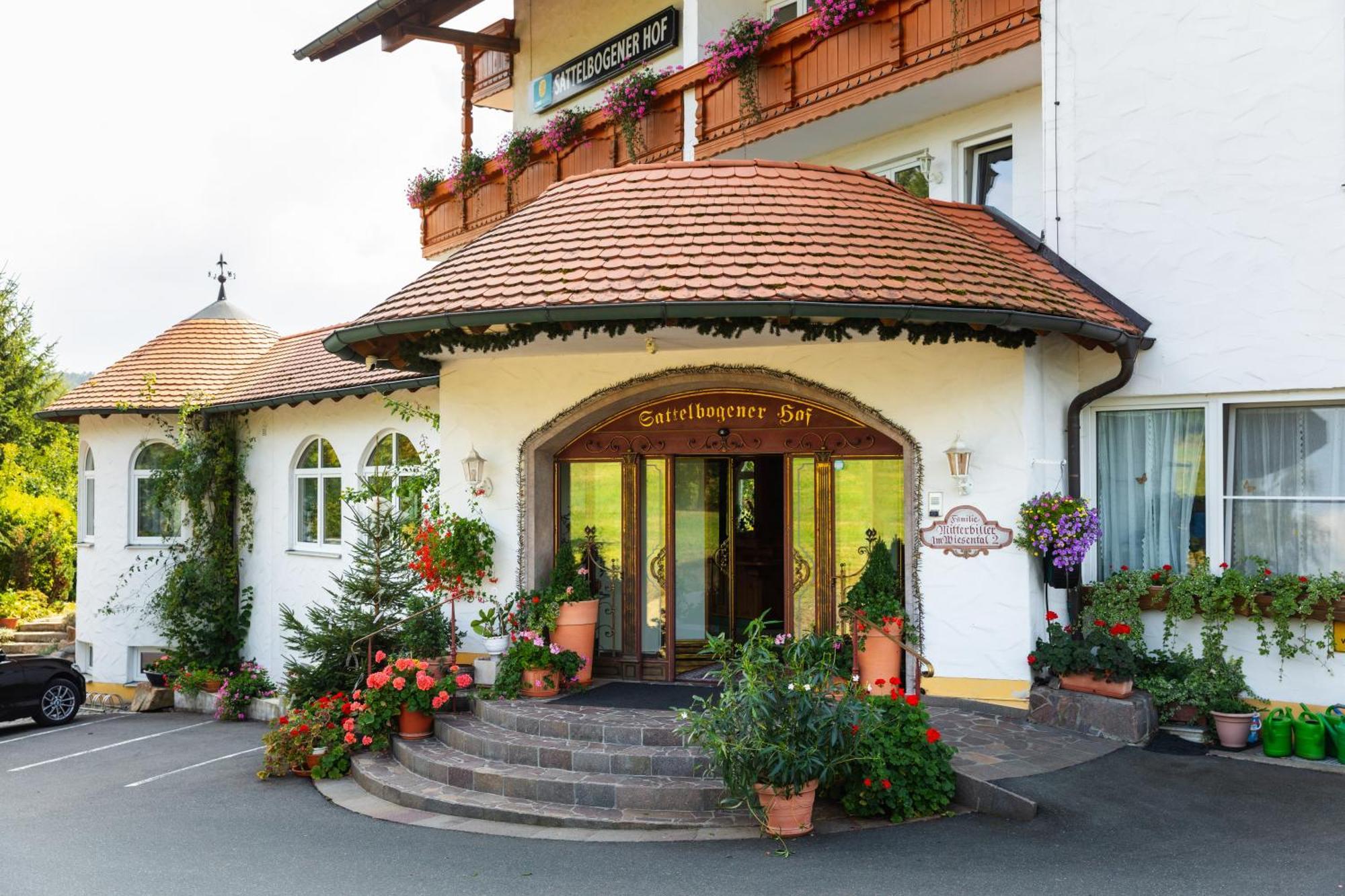 Hotel Sattelbogener Hof Traitsching Exterior foto